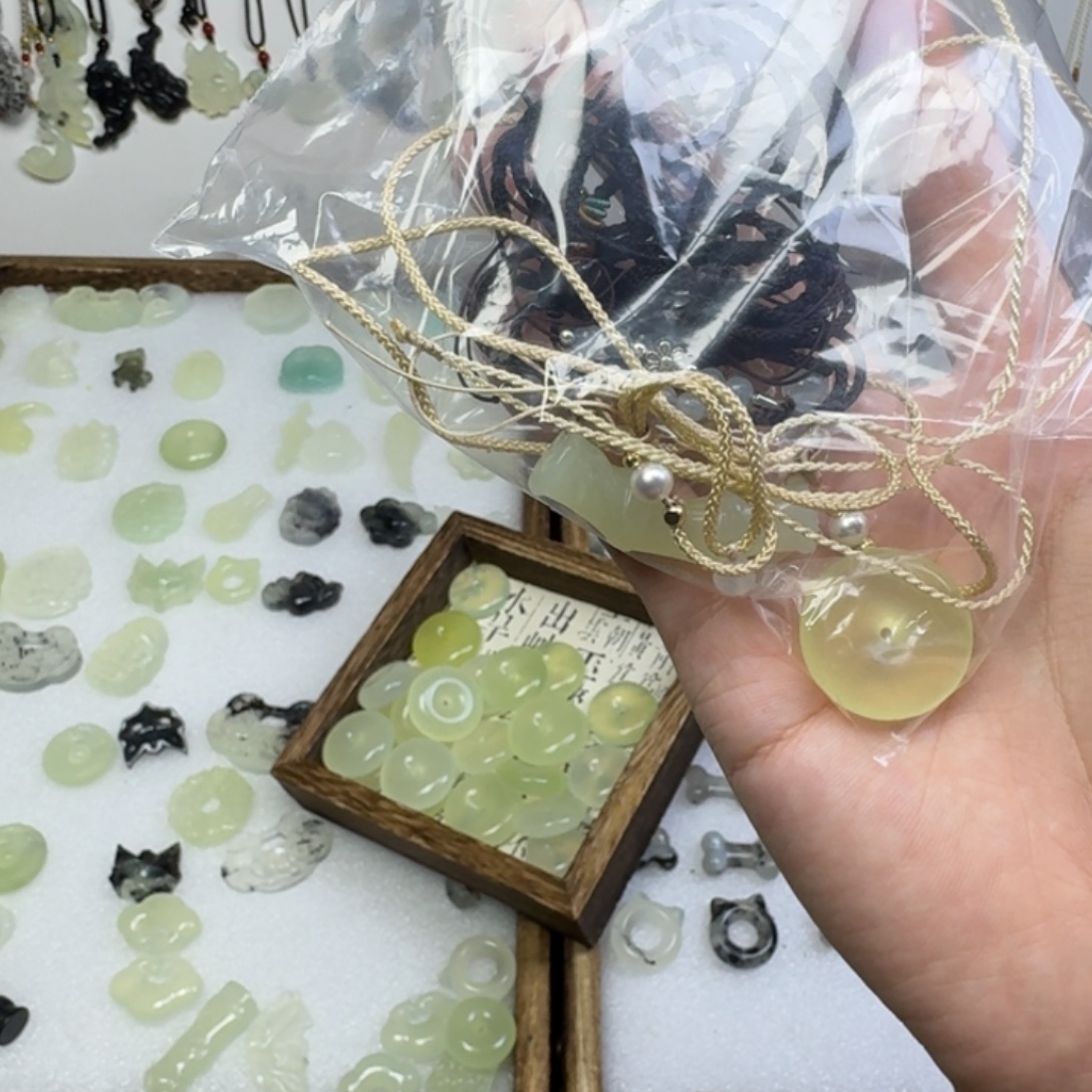 余***安蛇纹石玉未镶嵌项链