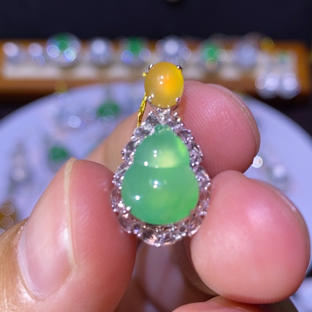 【闪购商品】颈饰18K金镶嵌翡翠