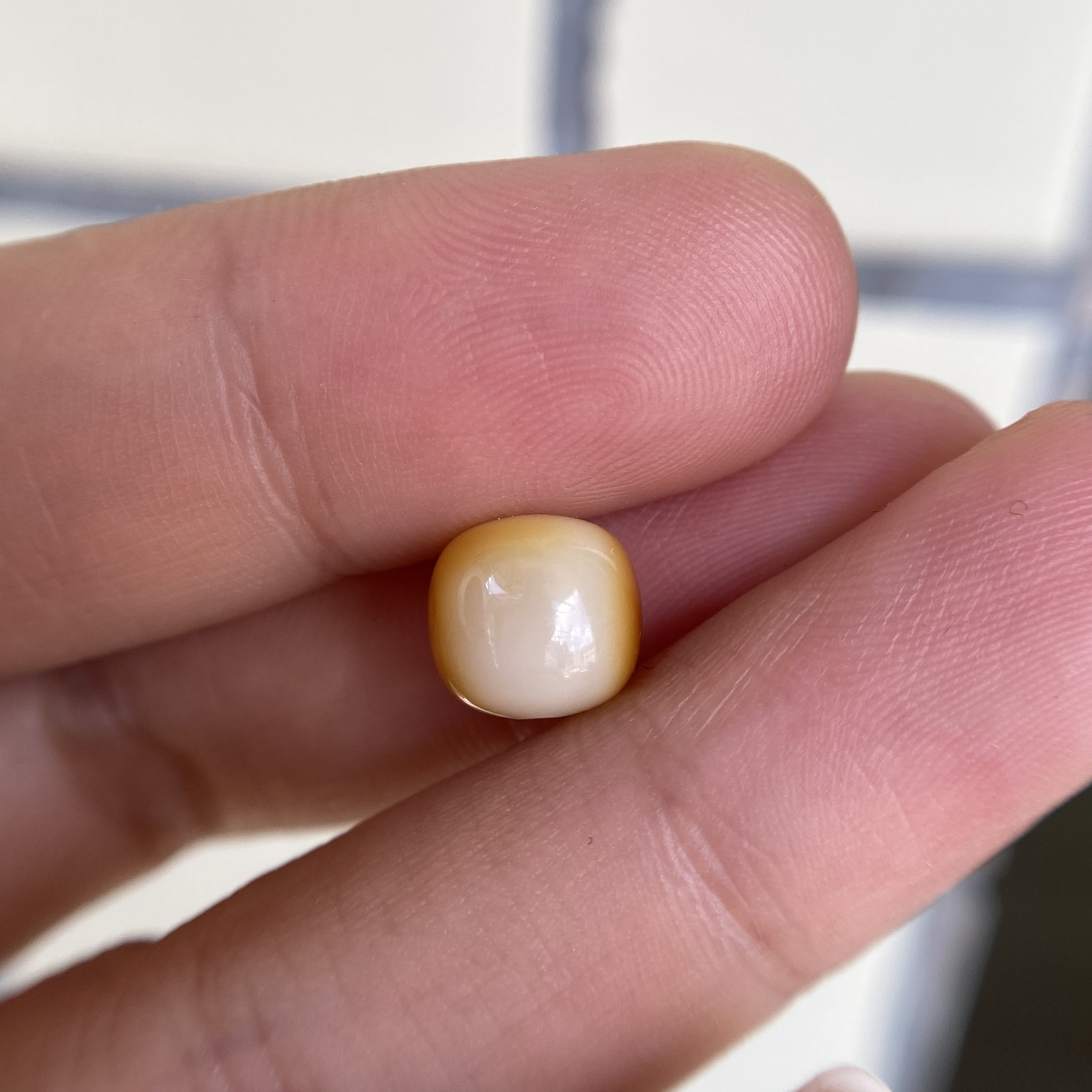蜜蜡沁色老型配饰8.7×8.1mm，无优化保天然