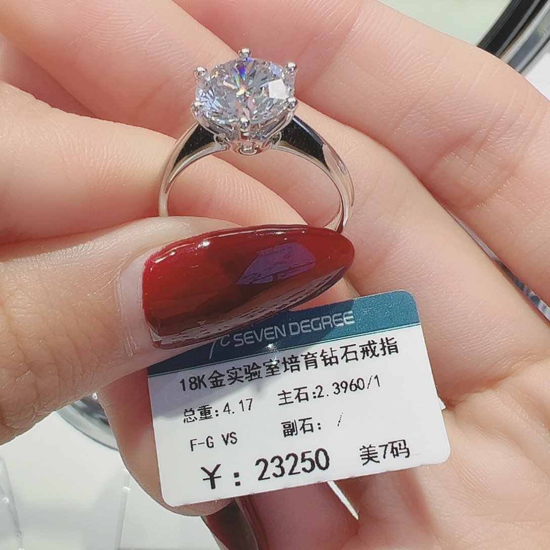 实验室培育钻石18K金镶嵌亚*。培育