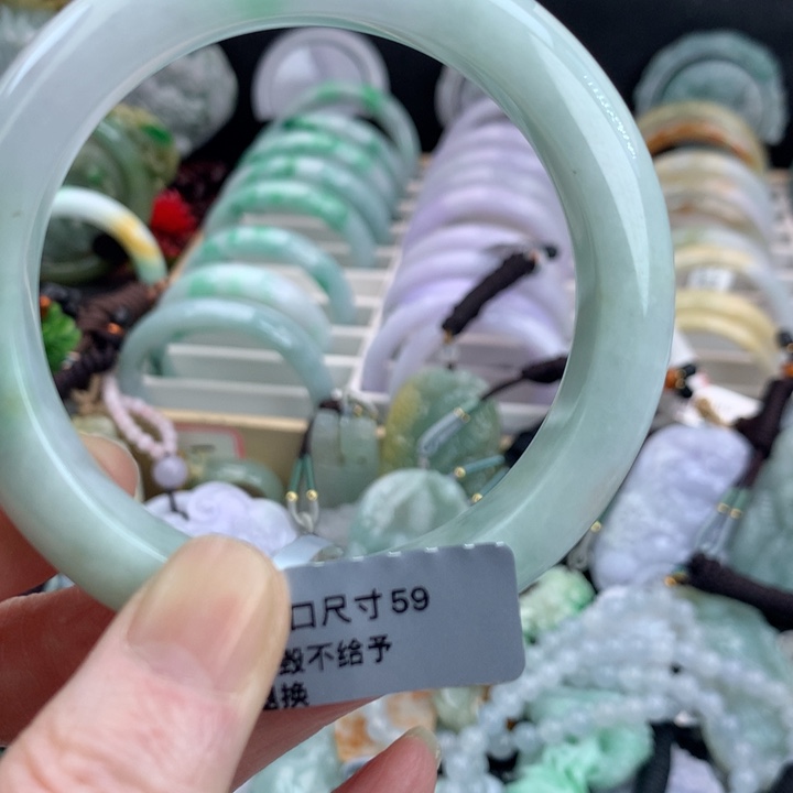 翡翠手镯未镶嵌吊坠