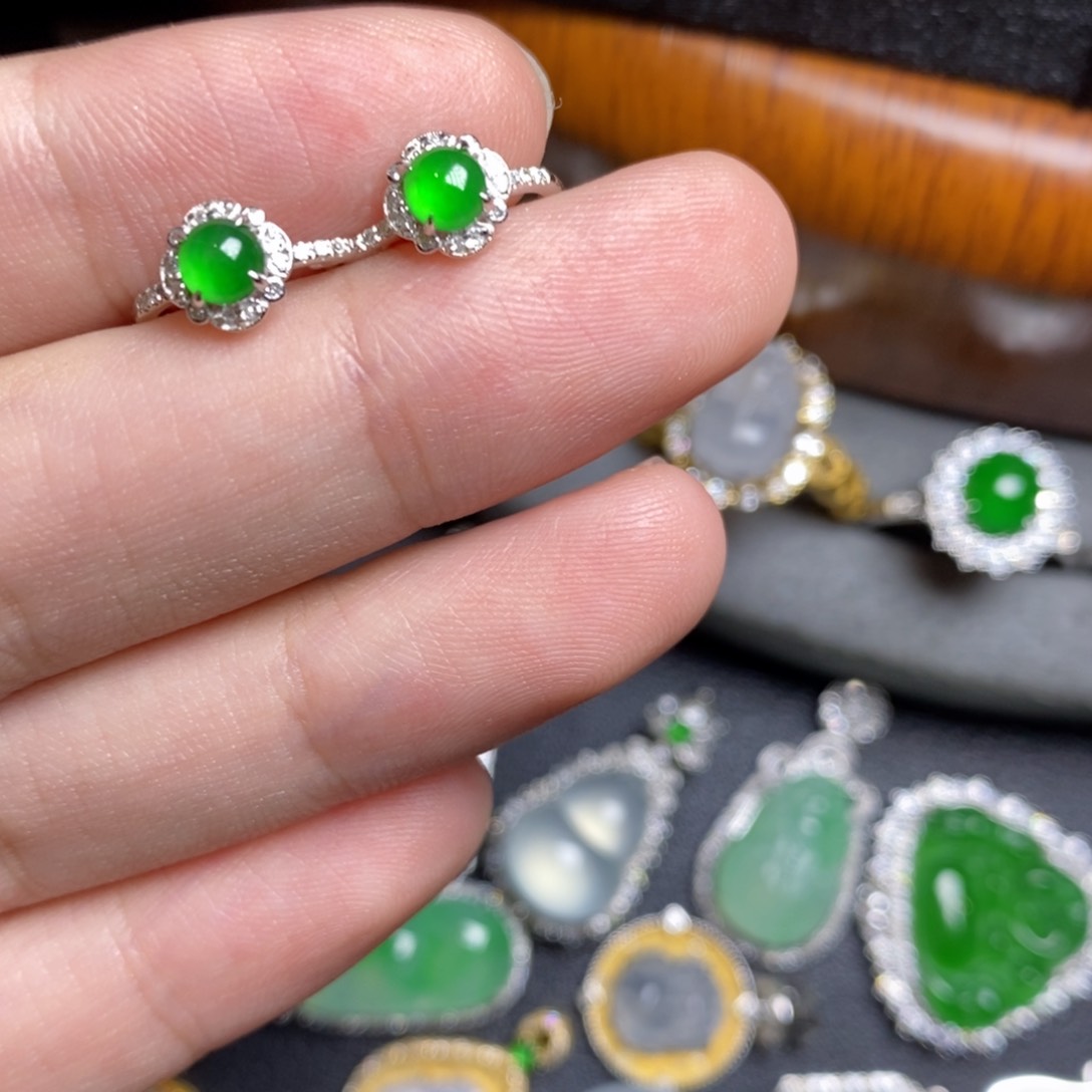 翡翠18K金镶嵌耳饰18Ｋ金蛋面耳包