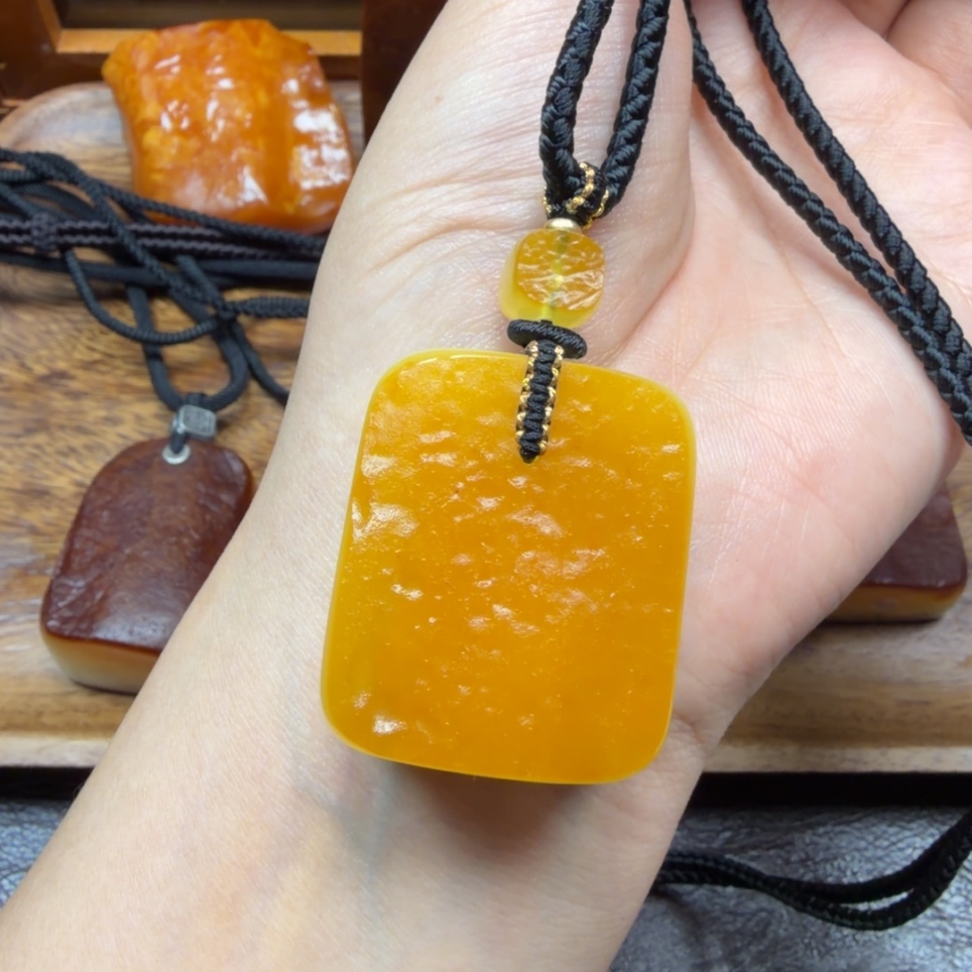 琥珀未镶嵌吊坠(赠链)