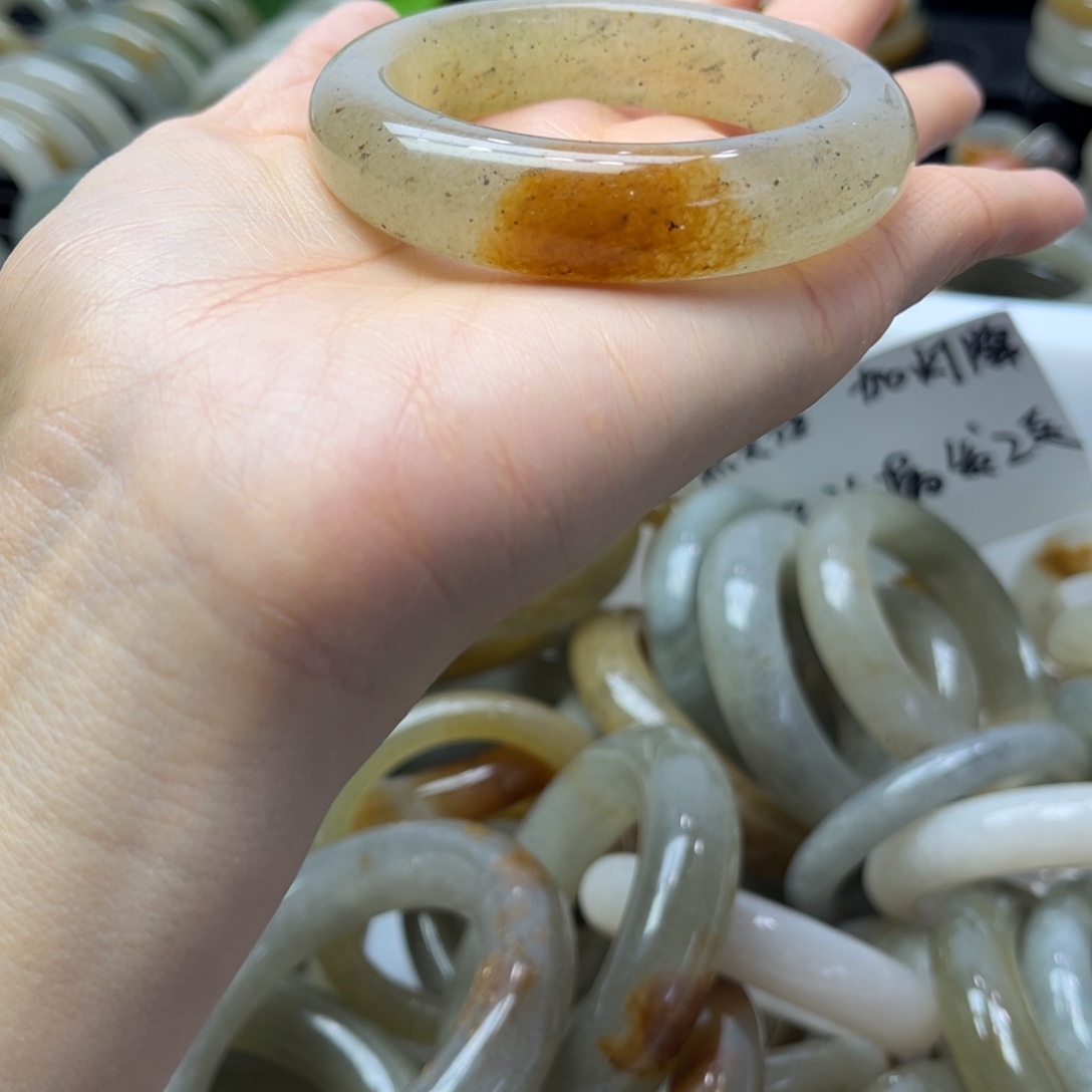 素***素石英质玉未镶嵌手镯