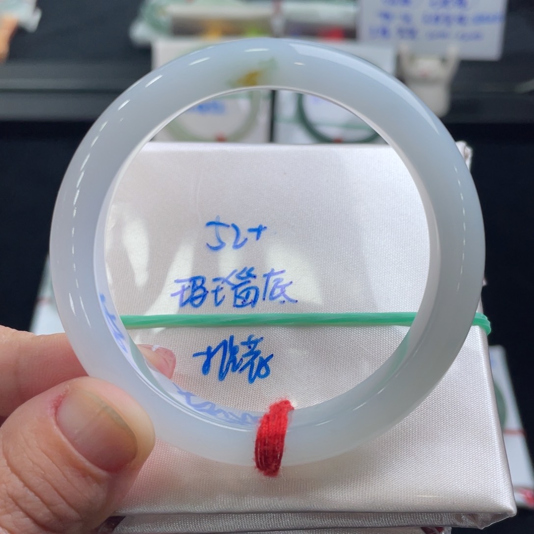 翡翠手镯未镶嵌翡翠手镯