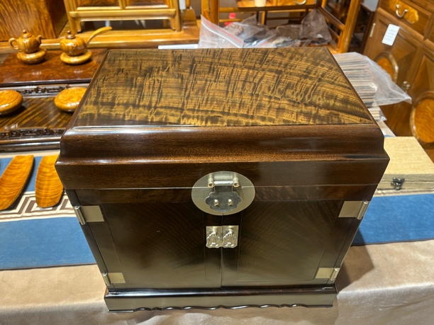 金丝楠木水波官皮箱