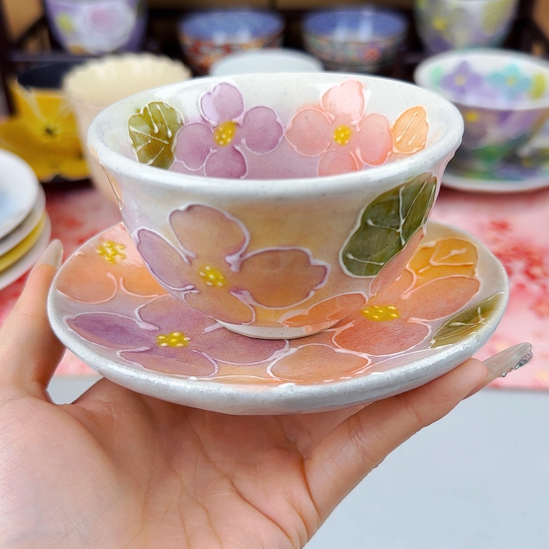 他家茶具瓷器真美！