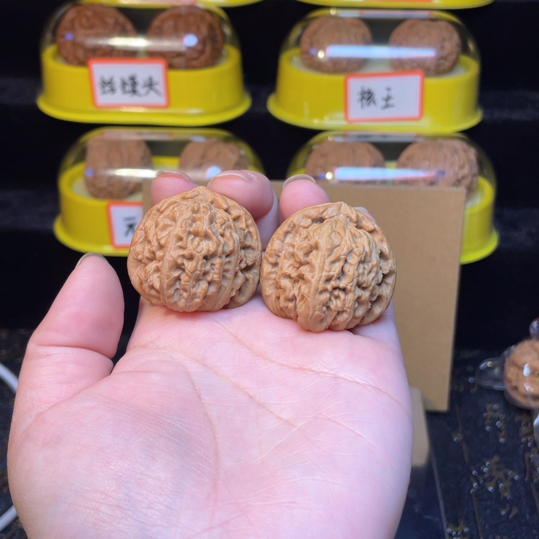 文玩核桃把件(****三角白35尺