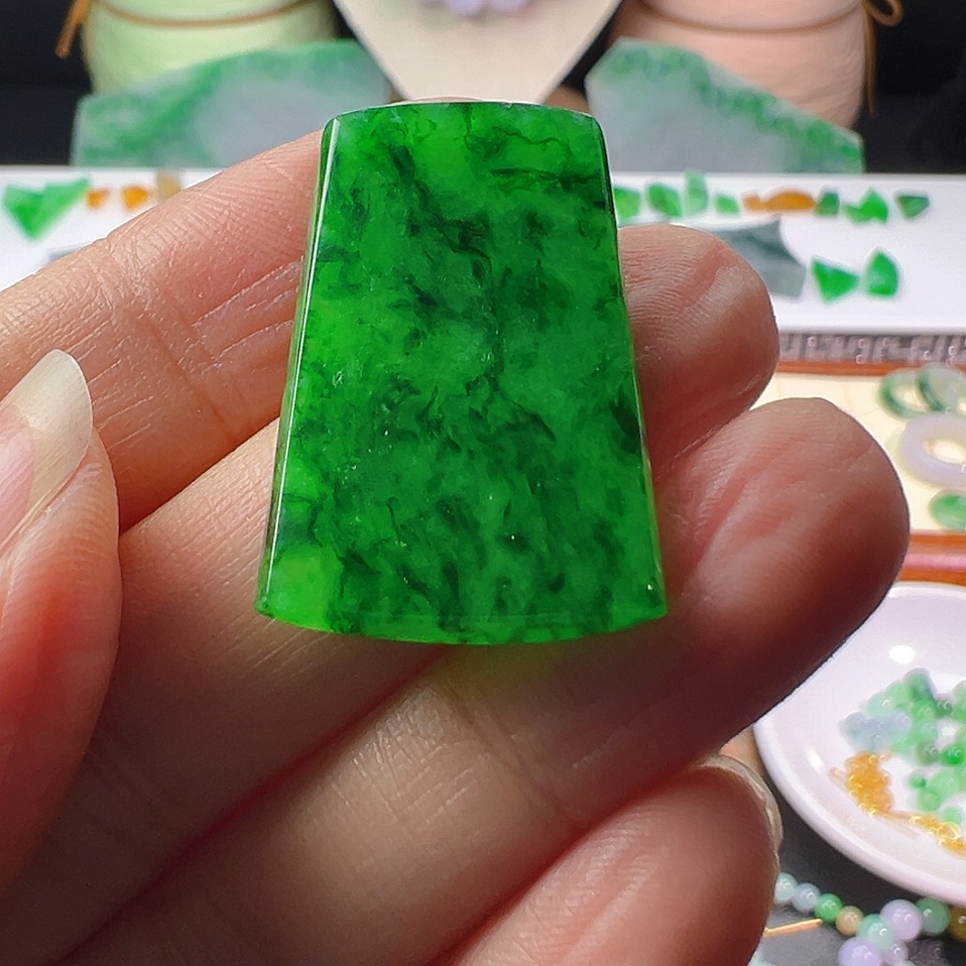 李***涛翡翠未镶嵌颈饰翡翠辣绿无事牌30.8