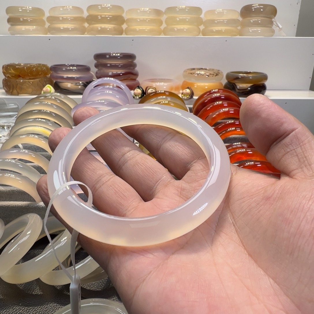 徐****玛瑙/玉髓未镶嵌手镯