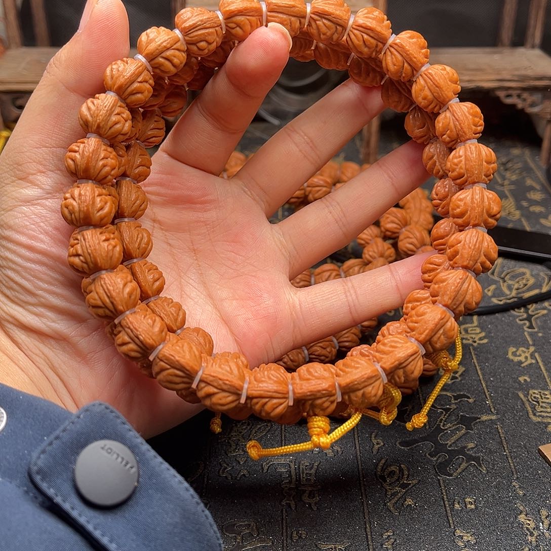 吊坠桃核小金豆手持