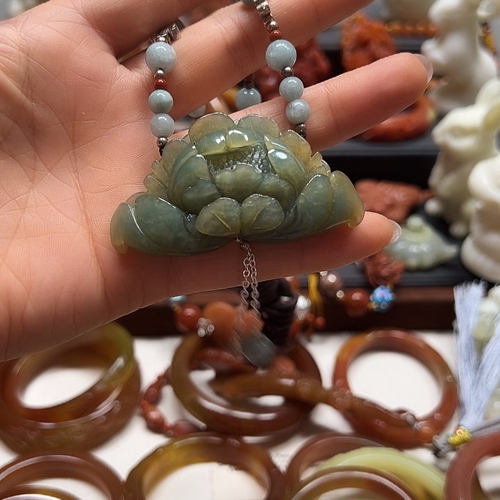 蛇纹石玉吊坠未镶嵌