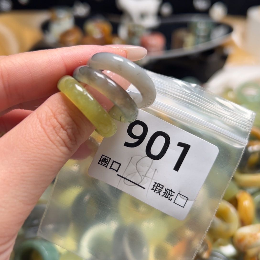 招***了蛇纹石玉未镶嵌戒指