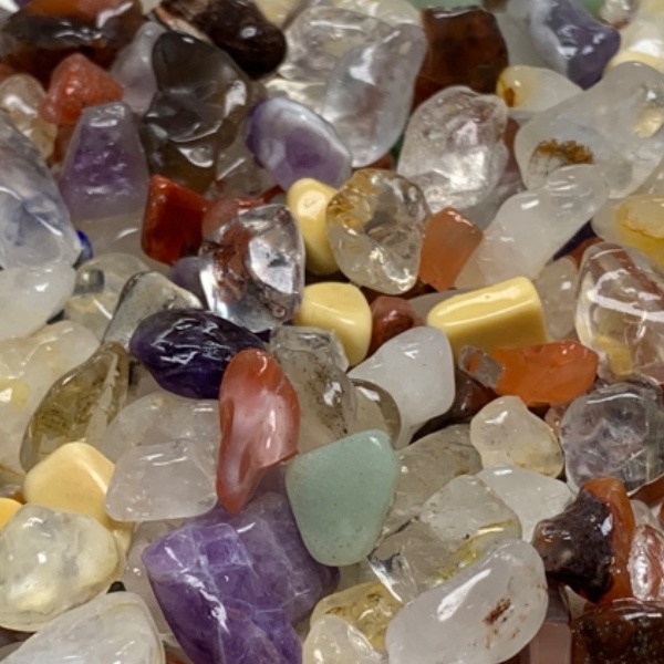 天然五彩水晶碎石可用于曼扎装藏与鱼缸造景