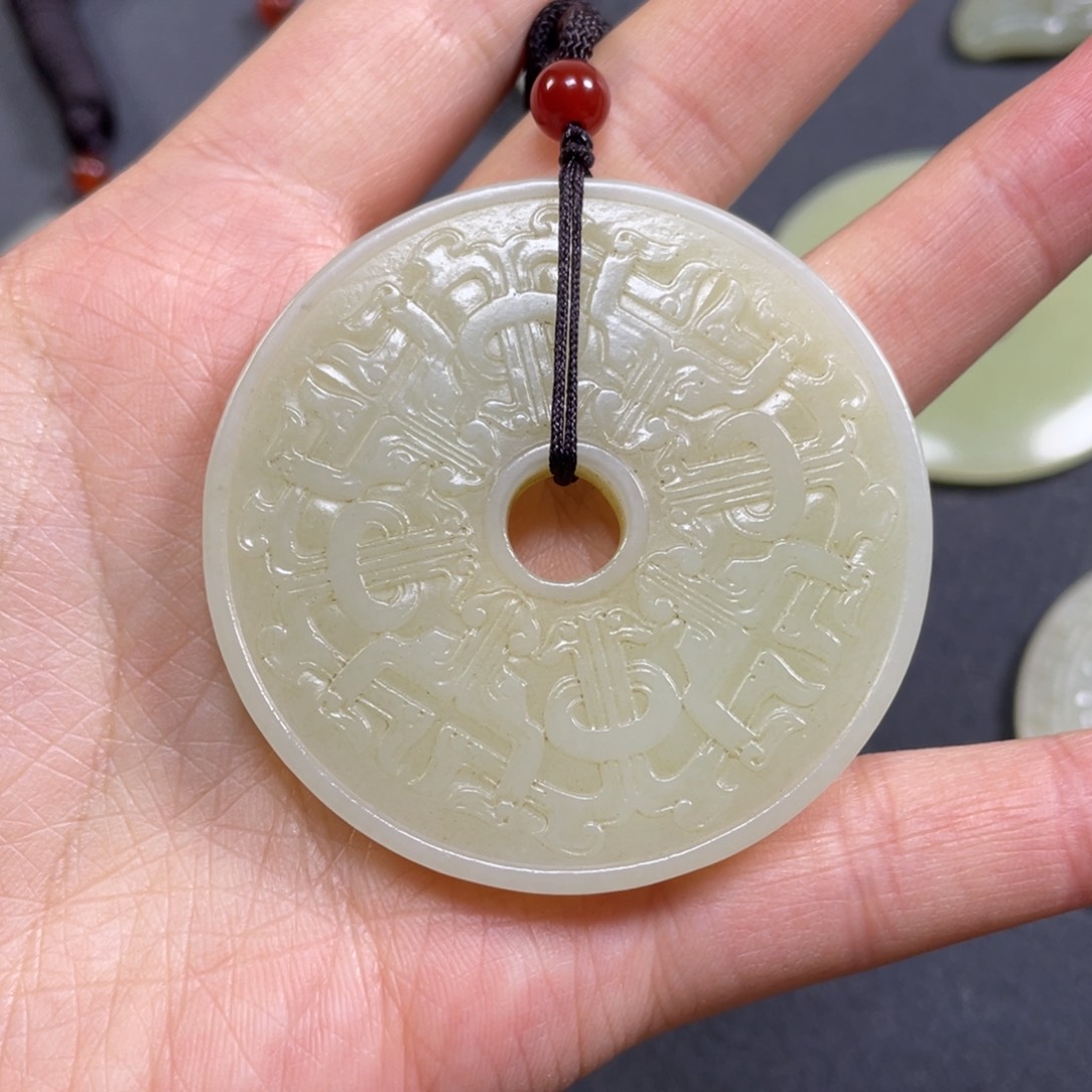 小***鱼和田玉未镶嵌颈饰