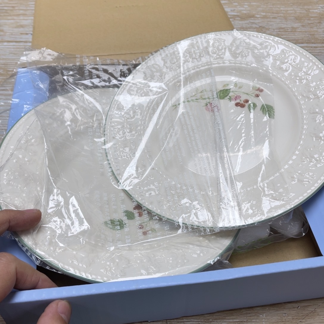 瓷片密密麻麻地排列着一个