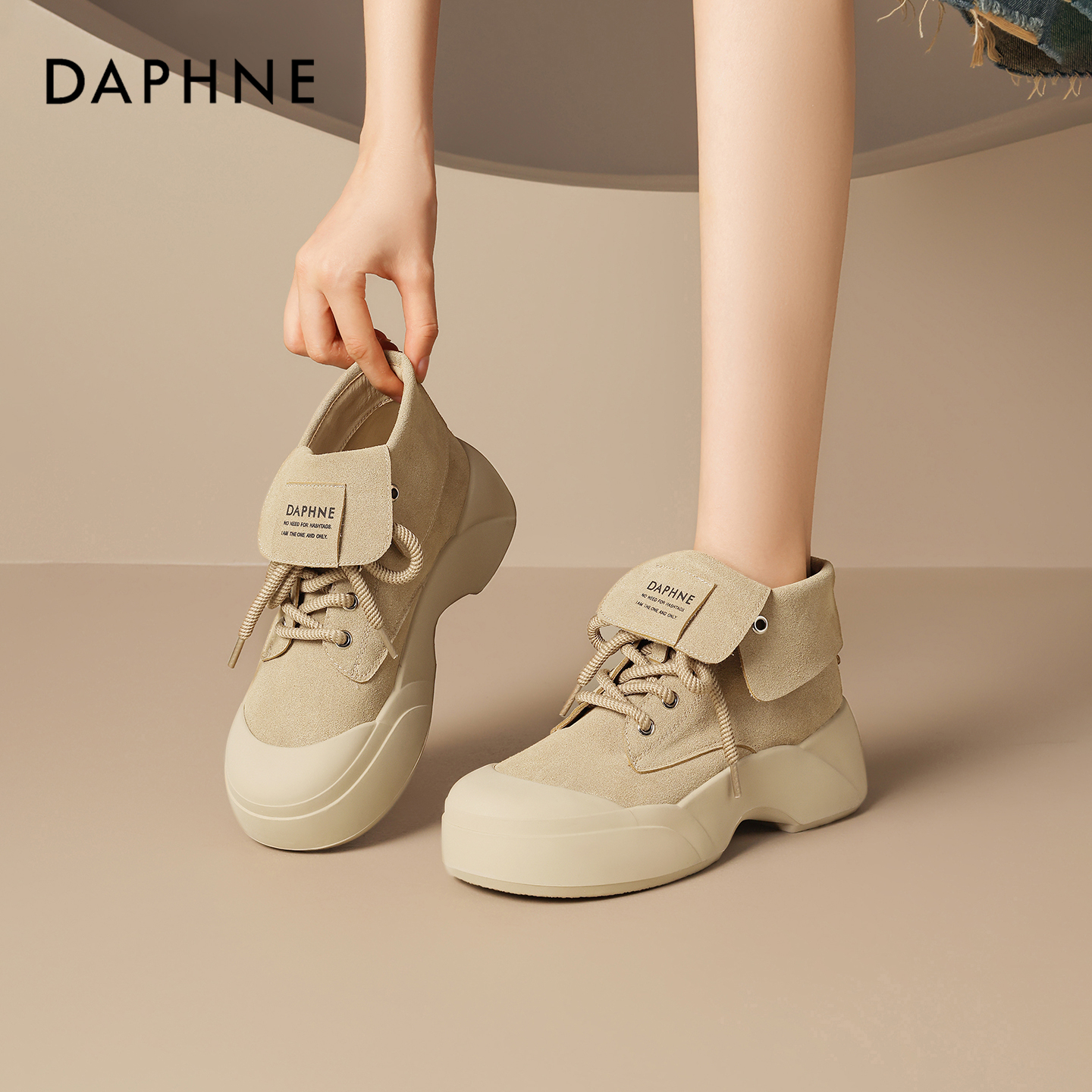 Daphne/达芙妮厚底棕色马丁靴女百搭系带工装靴时尚爆款小短靴