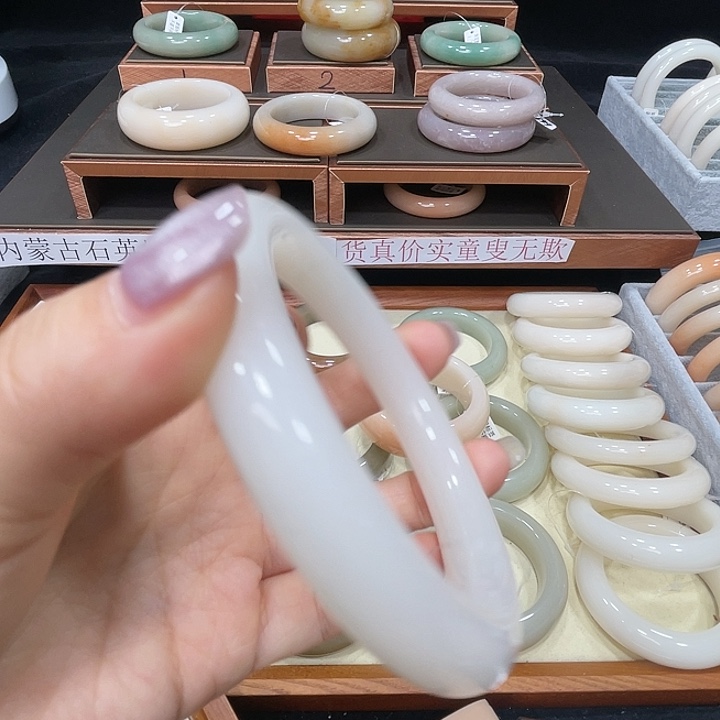 云***️石英质玉手镯未镶嵌