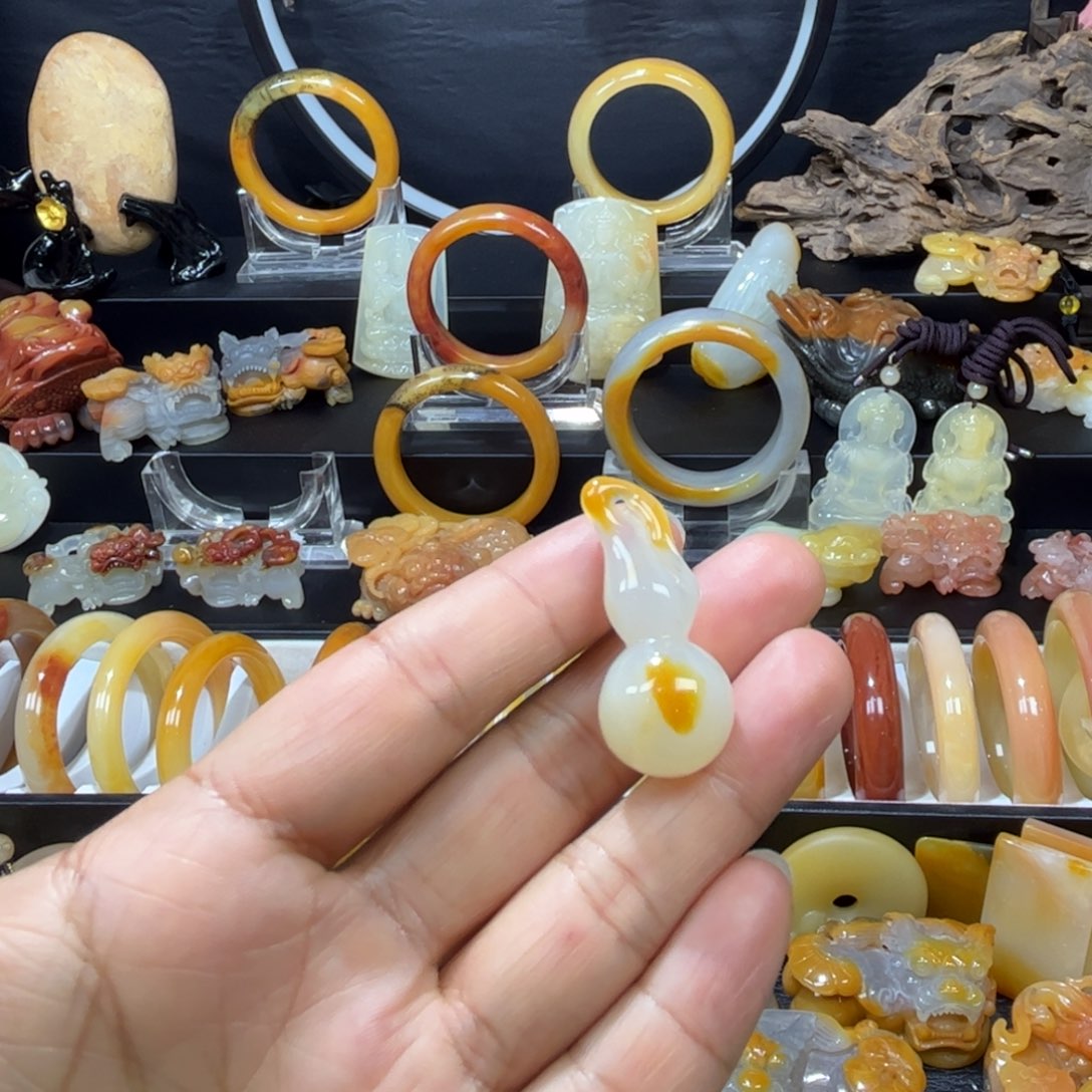 石英质玉（黄龙玉）未镶嵌颈饰