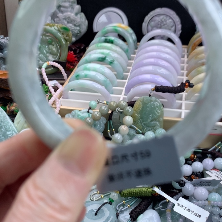 翡翠手镯未镶嵌吊坠