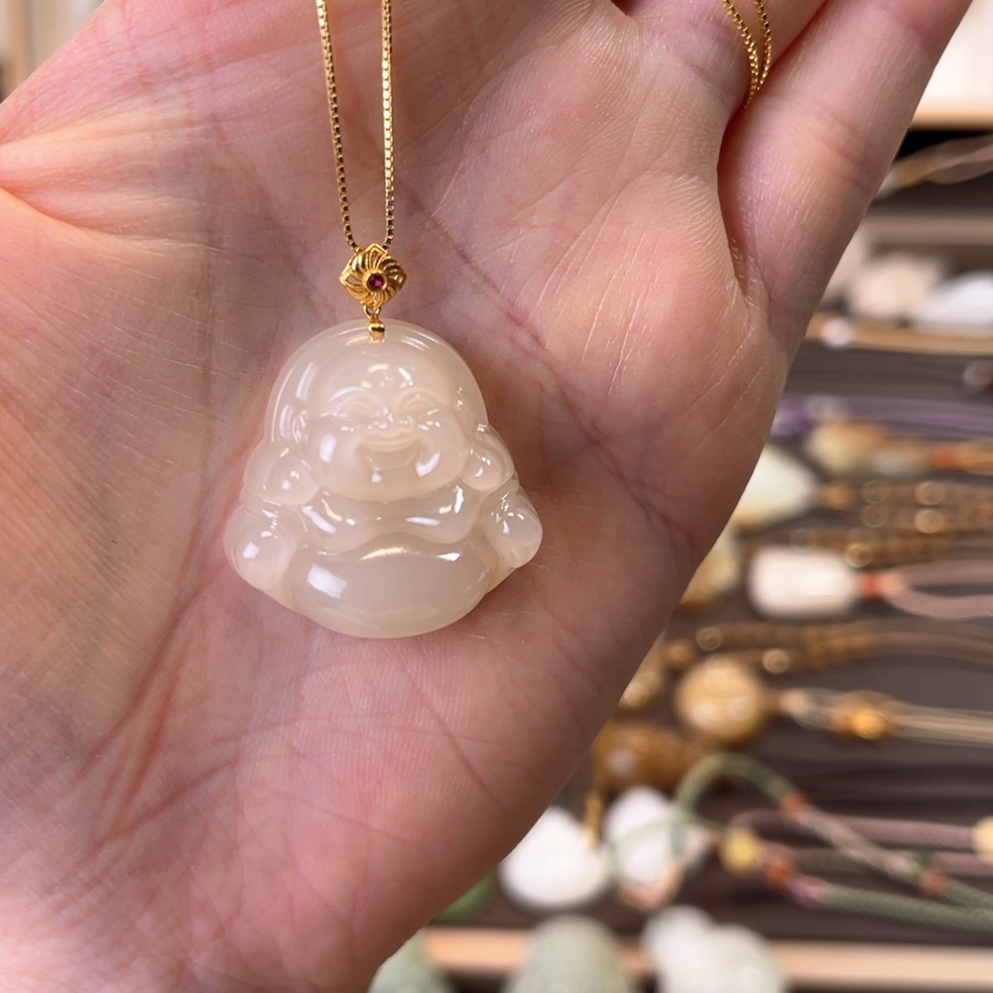 和田玉颈饰未镶嵌大*猫藕粉佛