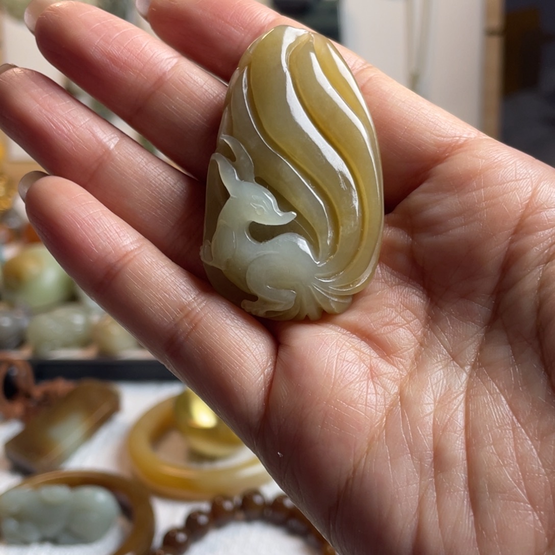 和田玉未镶嵌颈饰糖白九尾狐