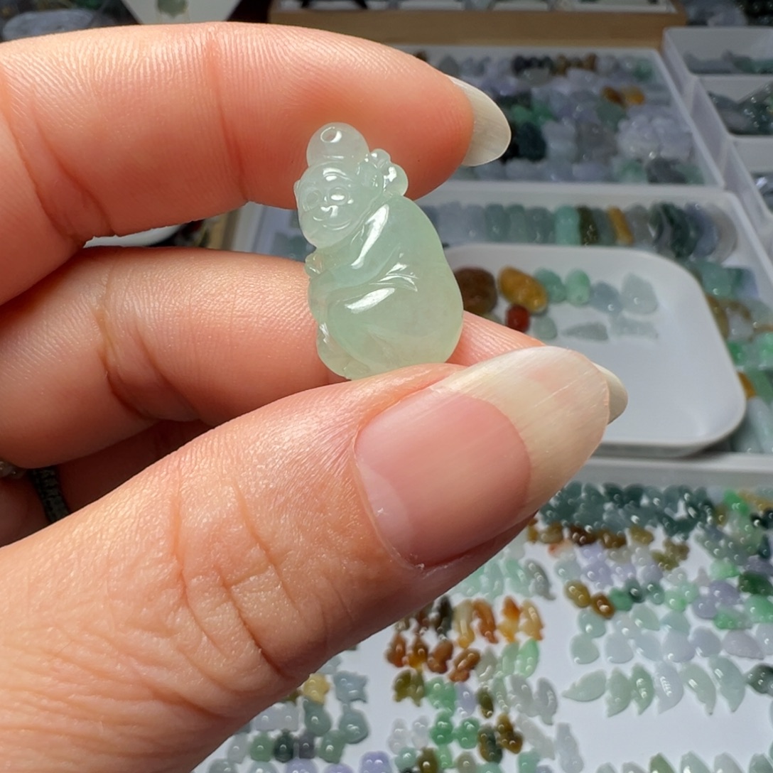 一***灵翡翠未镶嵌颈饰猴子吊坠一个280块