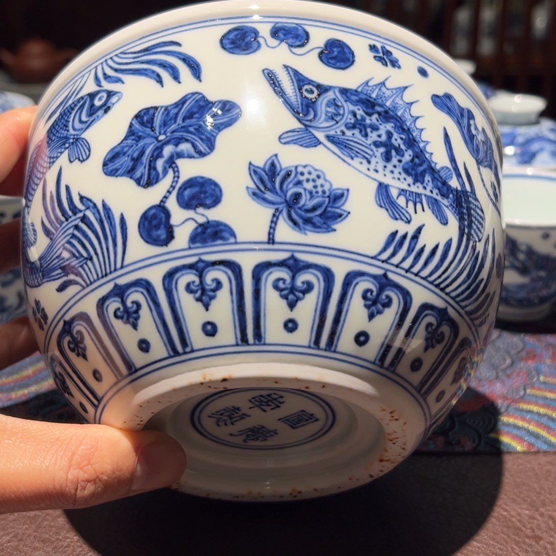 杯青花鱼藻纹小缸口径约16厘米高约10厘米