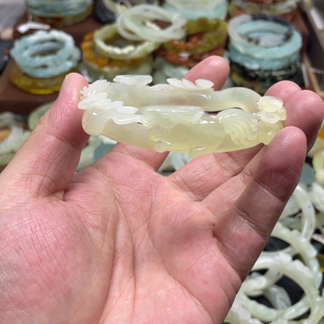 大***荒蛇纹石玉未镶嵌手镯