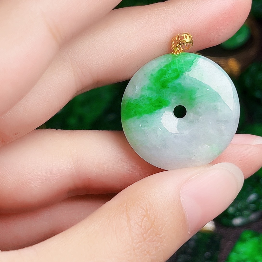 颈饰18K金镶嵌翡翠多样性