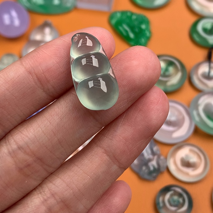 翡翠挂件未镶嵌….