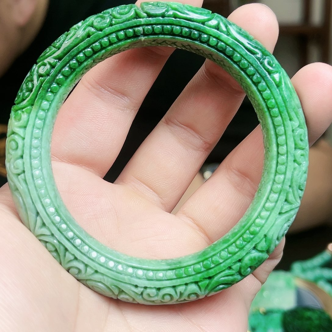 翡翠颈饰未镶嵌手镯