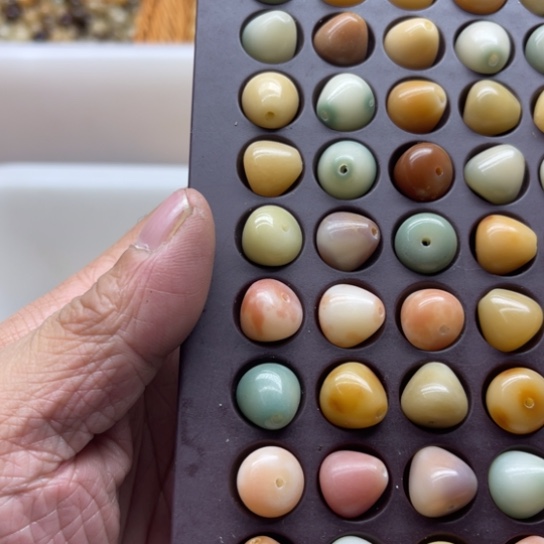 吊坠白玉菩提瑕疵12彩色水滴38颗