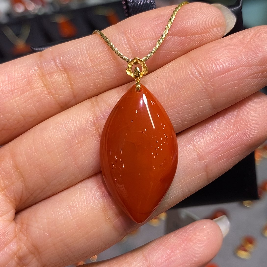 南红玛瑙四川凉山吊坠18K金镶嵌