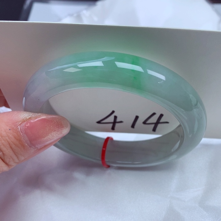 翡翠手镯未镶嵌翡翠