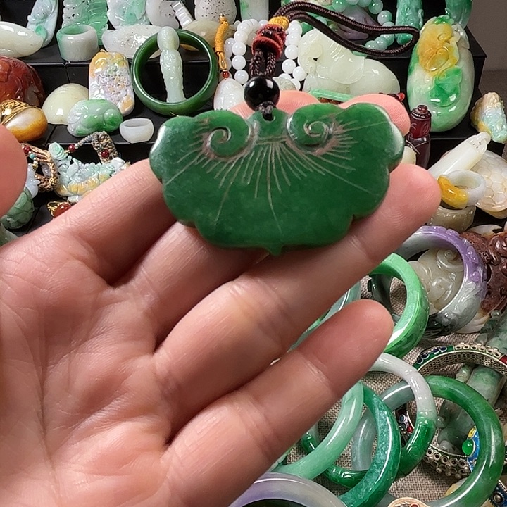 翡翠未镶嵌颈饰翡翠未镶嵌颈饰