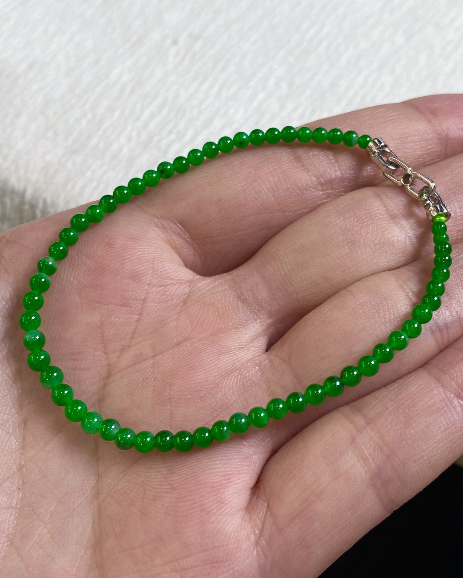 18K金扣 色标级 翡翠辣绿小米珠手串 色泽鲜艳 尺寸3.2mm-2.5mm