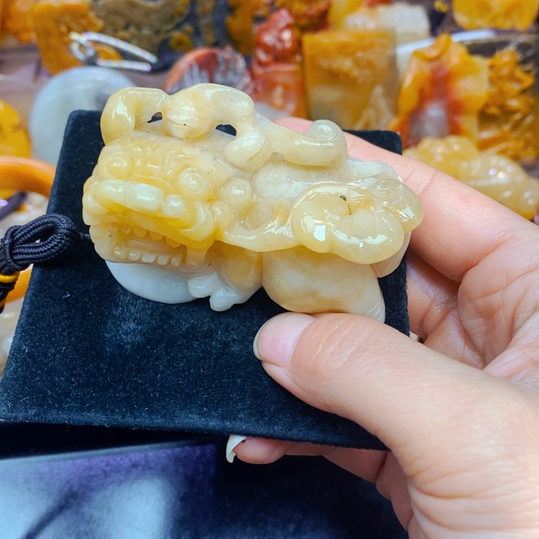 未镶嵌石英质玉（黄龙玉）手链