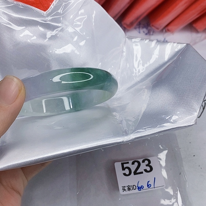 翡翠未镶嵌手镯一图一物实物为准（微瑕处理）