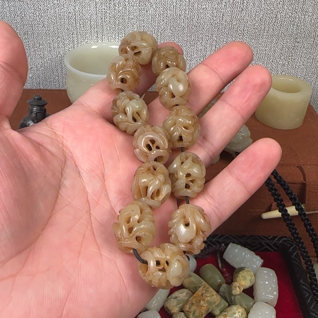 叶***石非常精美的脖挂件