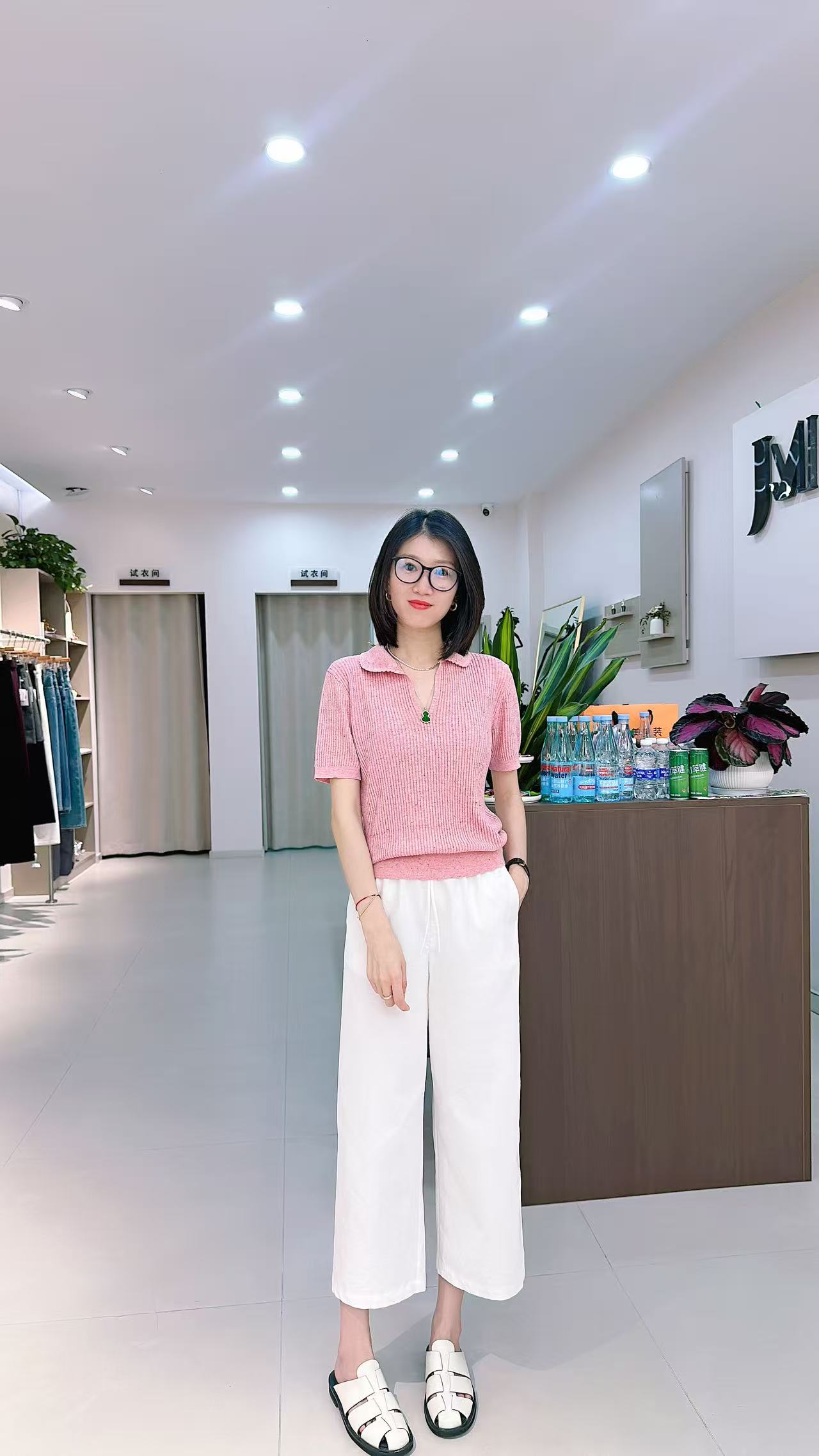 早秋款纯色小V领设计显瘦遮肉百搭款女款针织衫