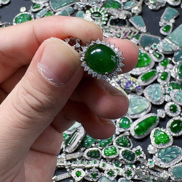 翡翠颈饰未镶嵌天然A货翡翠放漏