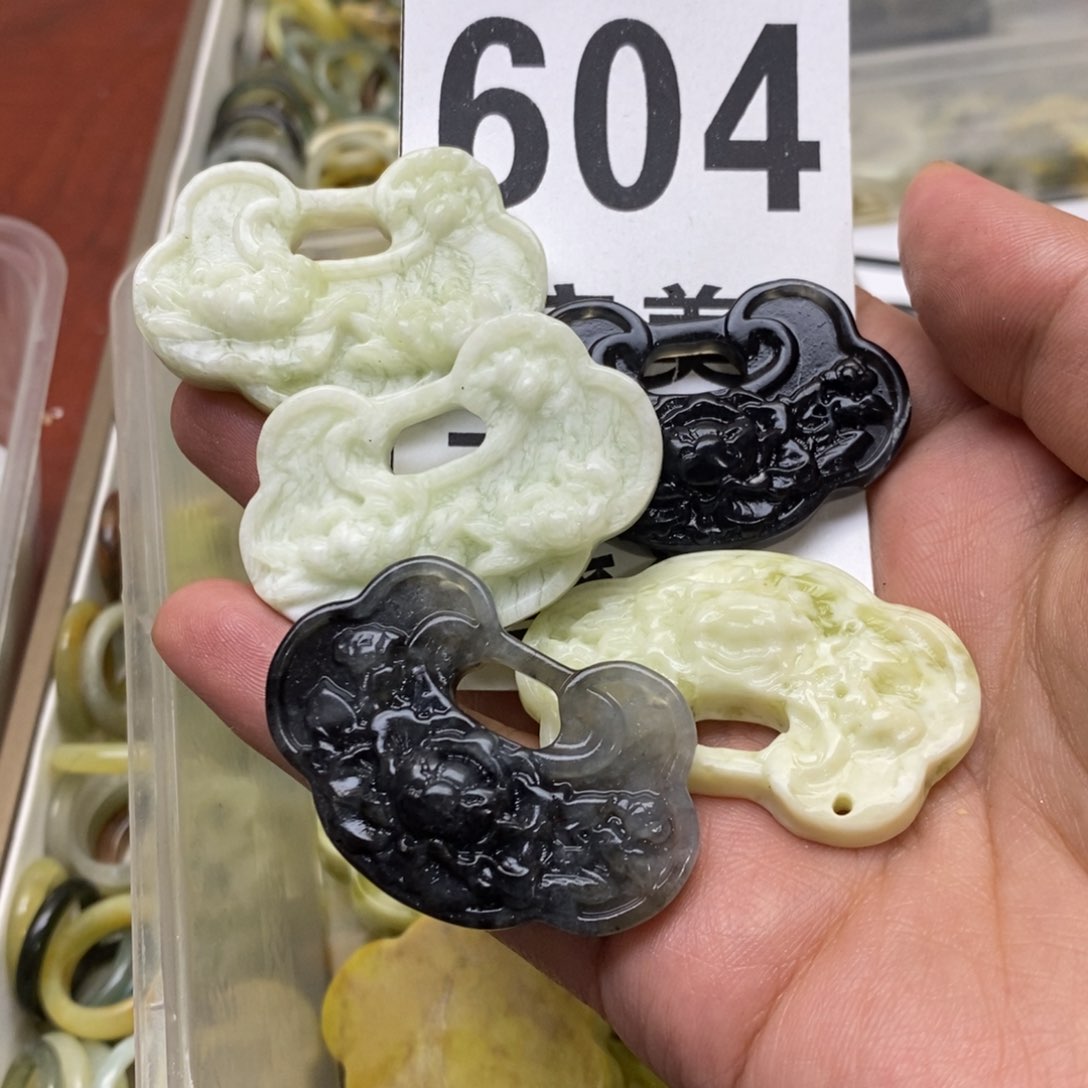 蛇纹石玉未镶嵌挂坠