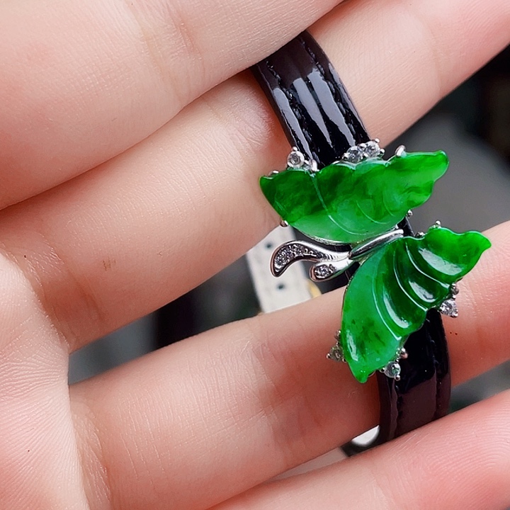 翡翠未镶嵌颈饰多样性