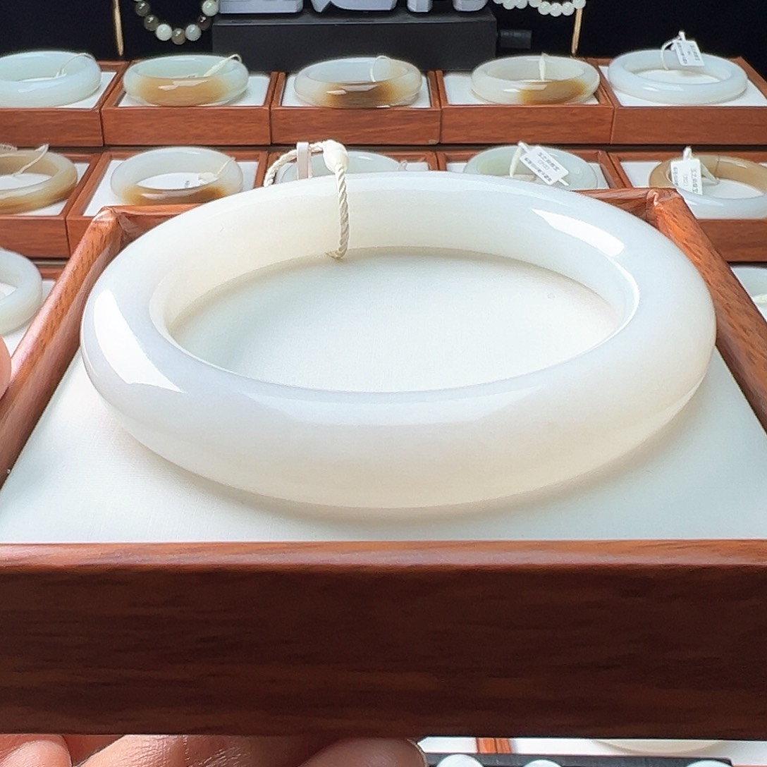 和田玉手镯未镶嵌