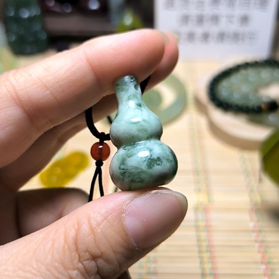 张***群蛇纹石玉未镶嵌颈饰