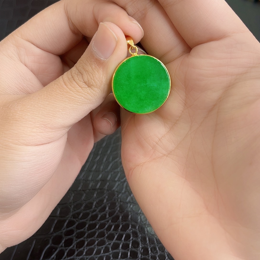 翡翠手镯未镶嵌多样性