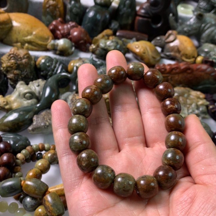 未镶嵌岫岩河磨玉（透闪石质玉）把件