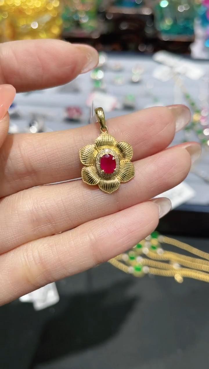 18K金镶嵌天然红宝石吊坠花朵款