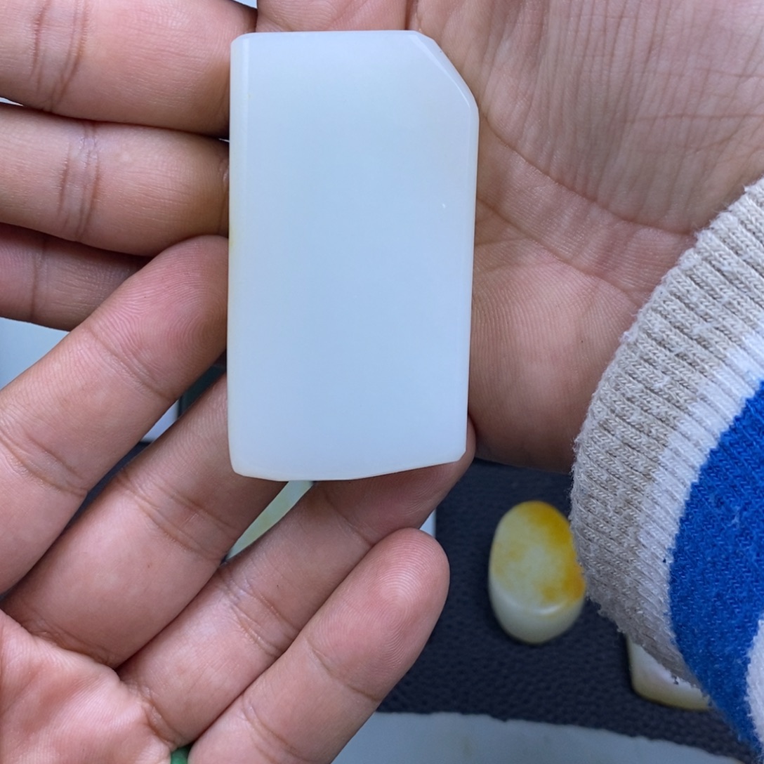 为***界定制和田玉未镶嵌牌